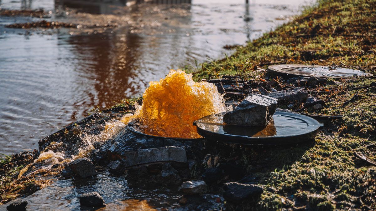 В Днепре на Павлова из коллектора прямо на дорогу бьет рыжая вода