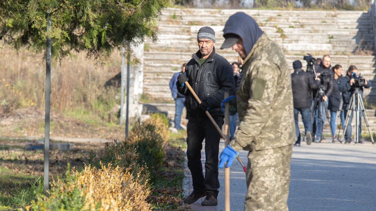 В Днепре неплательщики алиментов вышли на уборку парка