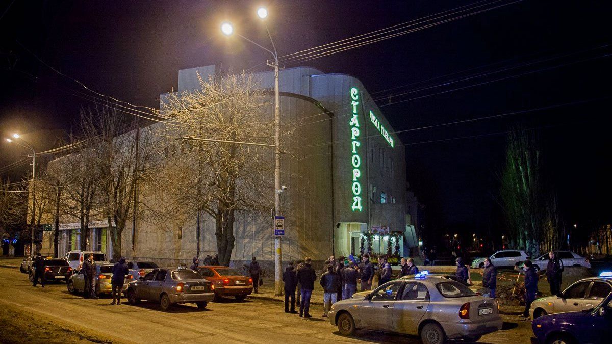 В Днепре возле "Старгорода" парень решил помочь пьяному мужчине и получил удар ножом