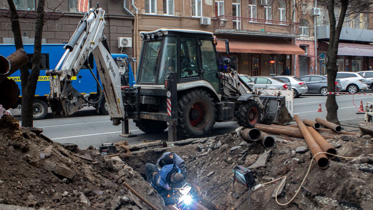 В центре Днепра возле филармонии перерыли тротуар