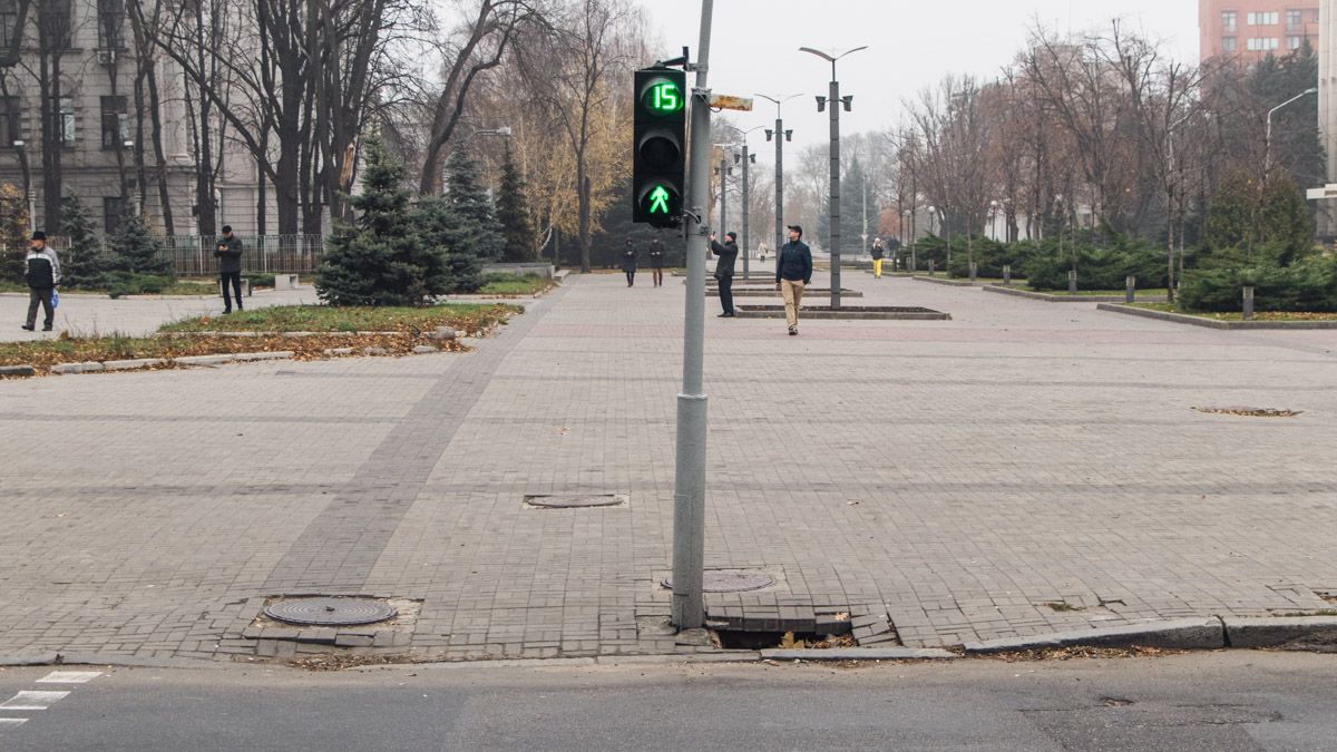 В центре Днепра может рухнуть аварийный светофор