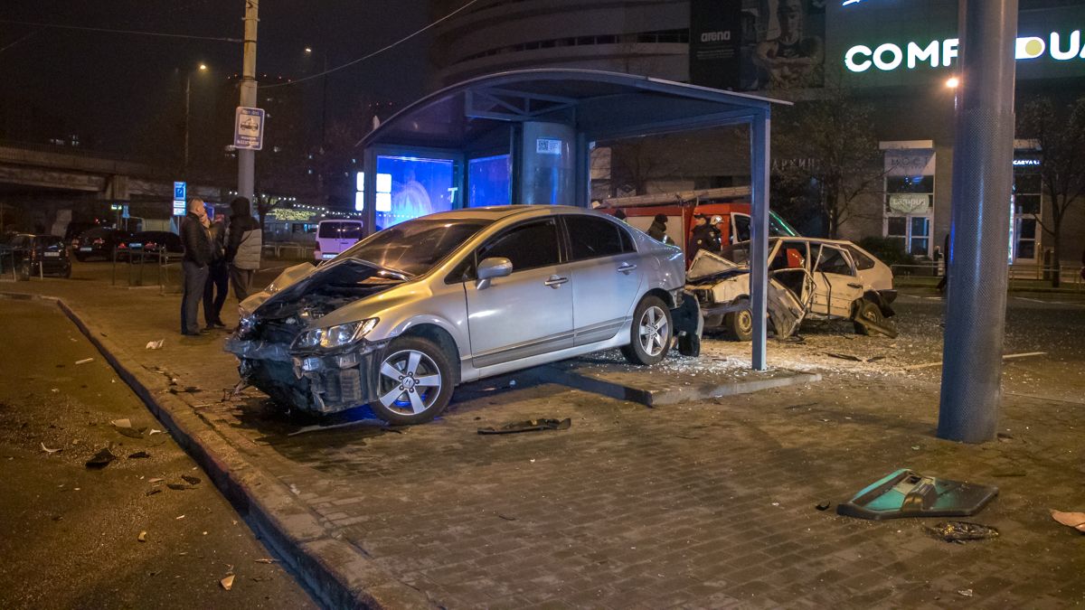 В Днепре возле «Мост-Сити» столкнулись Honda и ВАЗ: после удара автомобиль снес остановку