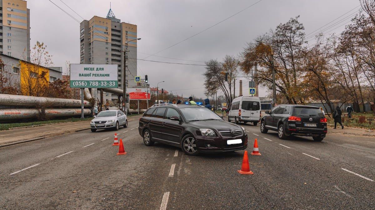 В Днепре на Космической водитель "Таврии" чуть не врезался в Toyota, избил мужчину и прокатил его на капоте