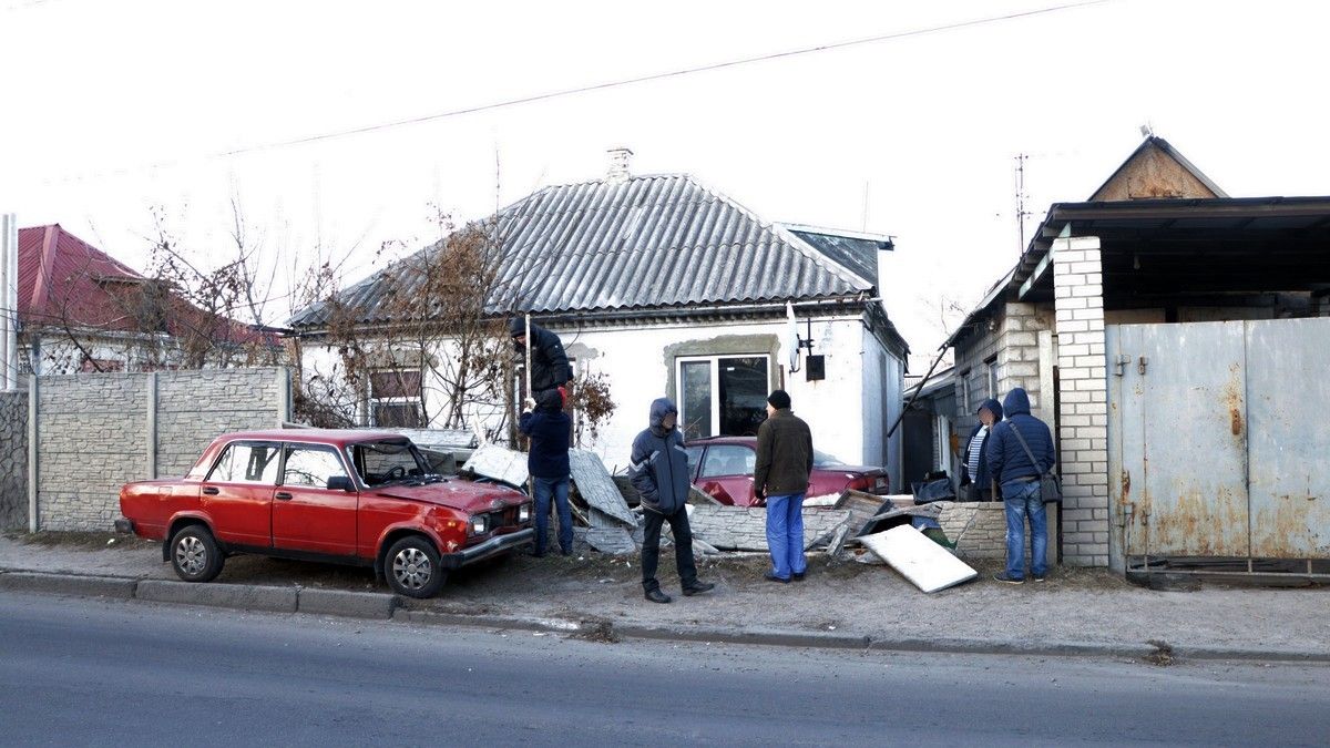 В Днепре из-за гололеда ВАЗ влетел во двор частного дома и задел автомобиль Mazda