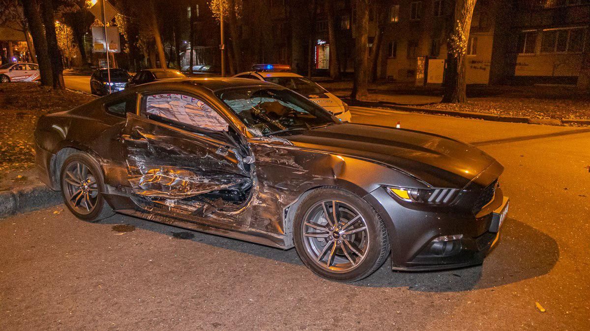 В Днепре на перекрестке улиц Антоновича и Надежды Алексеенко столкнулись Ford Mustang и Nissan