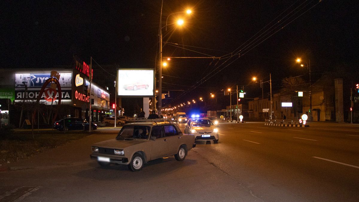 В Днепре возле ТЦ «Наша Правда» пьяный мужчина выскочил под колеса ВАЗа: видео момента аварии