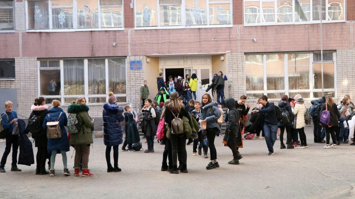 В Днепре заминировали 3 школы: детей эвакуировали