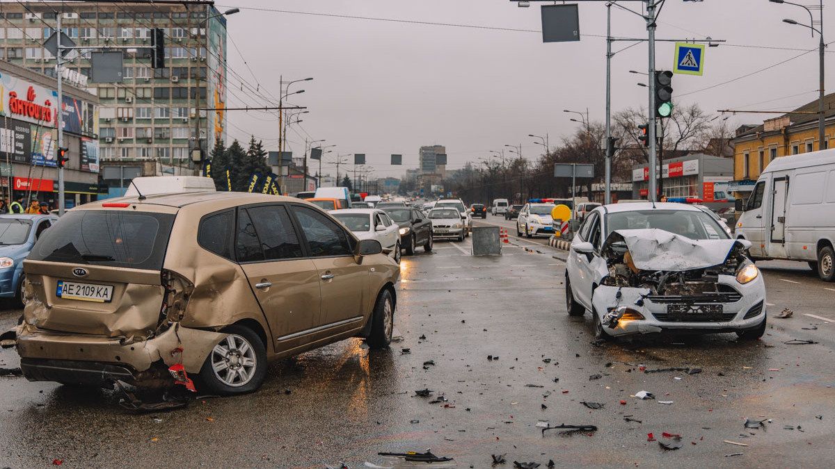 В Днепре возле ТЦ "Наша Правда" столкнулись 4 авто: видео момента аварии