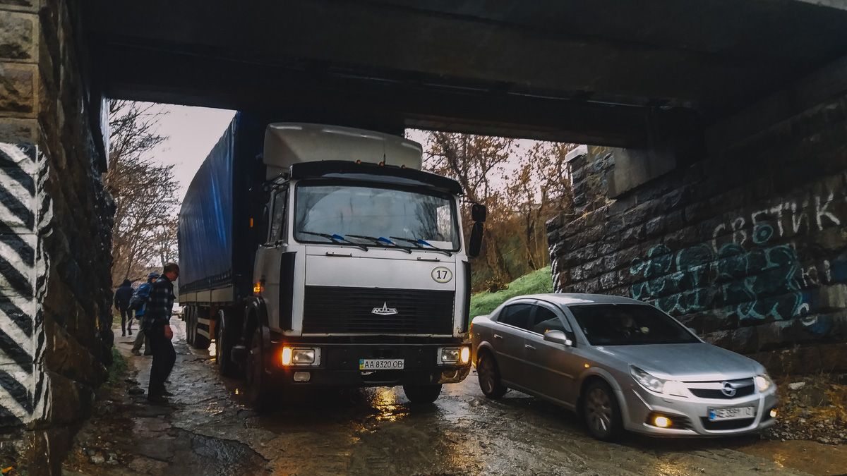 В Днепре на Крестьянском спуске фура не "вписалась" под мост и застряла: затруднено движение