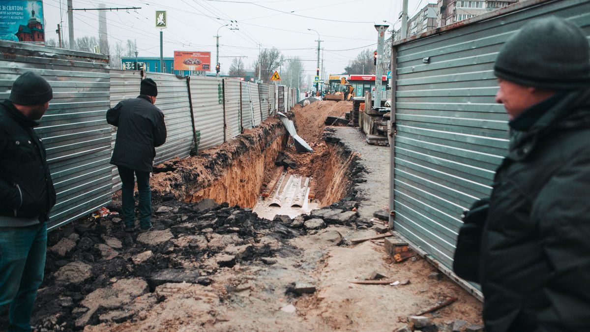 В Днепре на Калиновой провалился асфальт: что там происходит сейчас