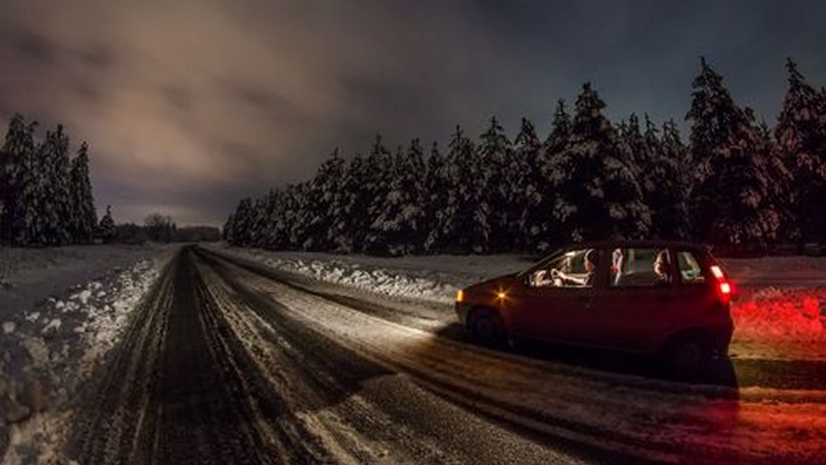 Ночью в Днепре автомобиль занесло на заснеженной дороге в светофор