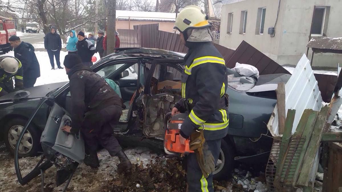 В Подгородном Honda влетела в дерево: водителя вырезали спасатели