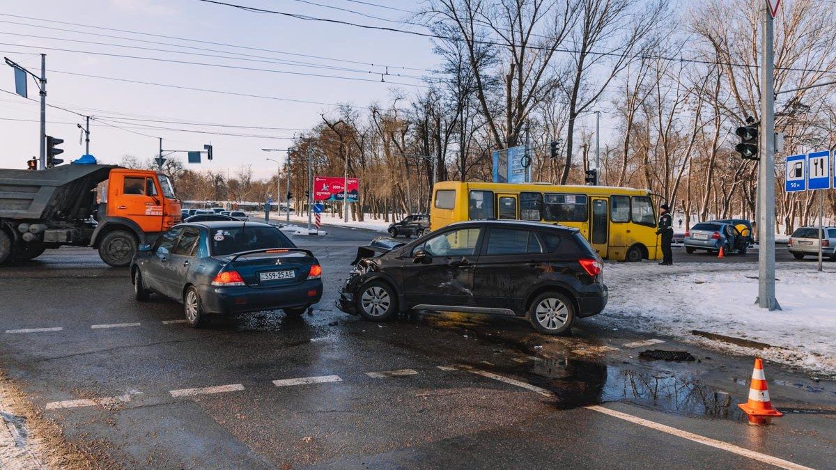 В Днепре возле Dafi столкнулись Suzuki и Chevrolet: пострадали мужчина и ребенок