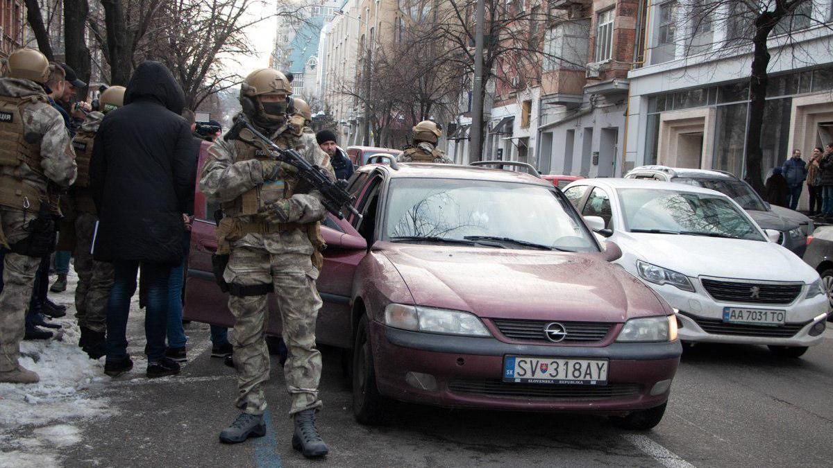 В центре Днепра возле горсовета спецподразделение КОРД проводит задержание