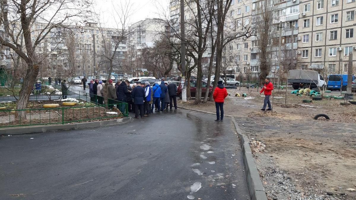 "Лягу на асфальт и не дам проехать": в Днепре пенсионеры перекрыли подъезд к дому