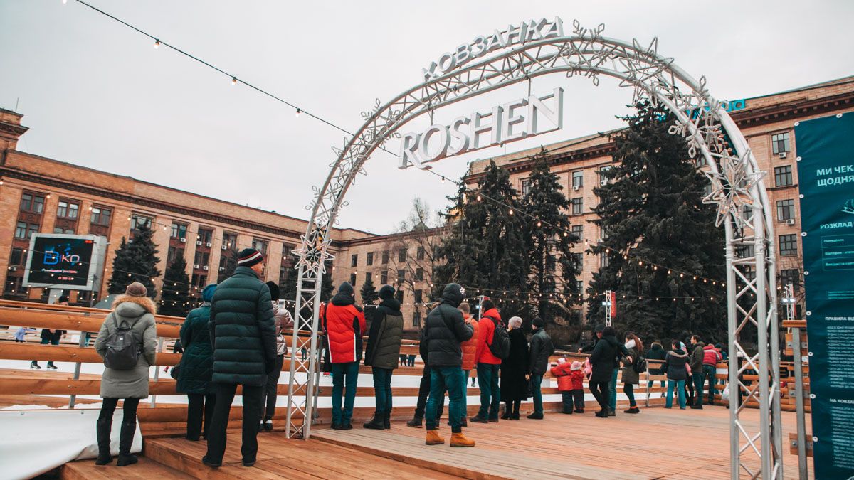 В Днепре открыли частично бесплатный каток