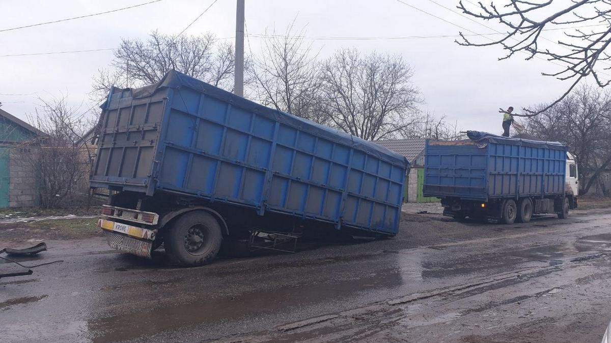 В Днепре у фуры оторвался прицеп: на дорогу рассыпались семечки