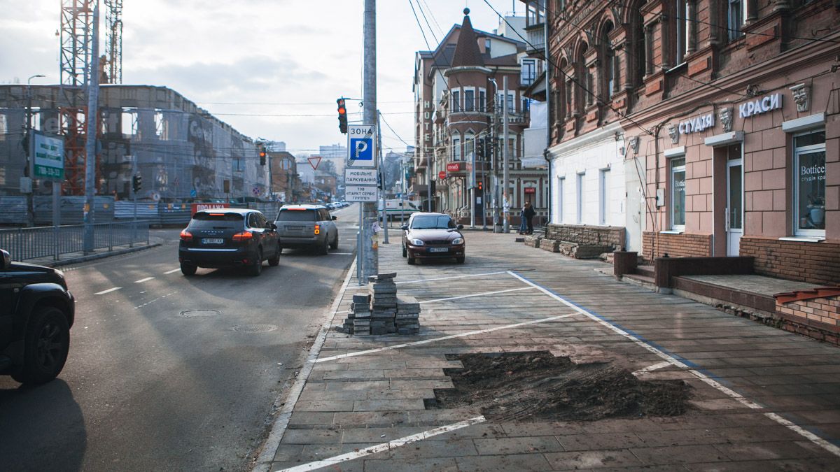 В Днепре на Троицкой женщина сильно травмировалась из-за сломанной брусчатки