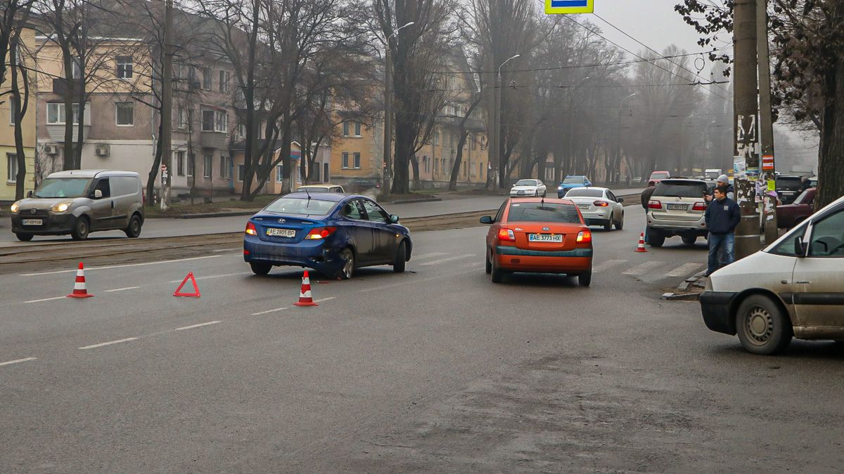 В Днепре на проспекте Хмельницкого столкнулись Toyota и Hyundai: движение затруднено