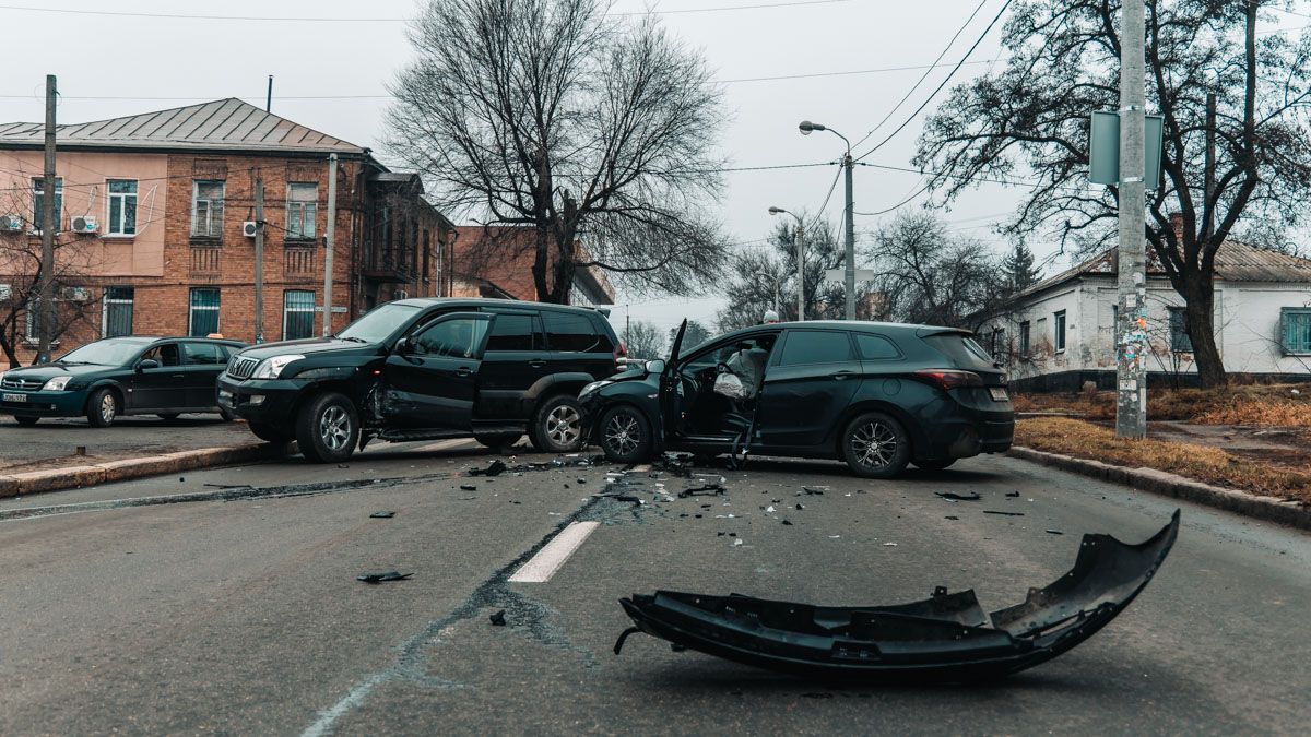 В Днепре на Сечевых Стрельцов столкнулись Toyota и Hyundai: пострадал мужчина, образовалась пробка