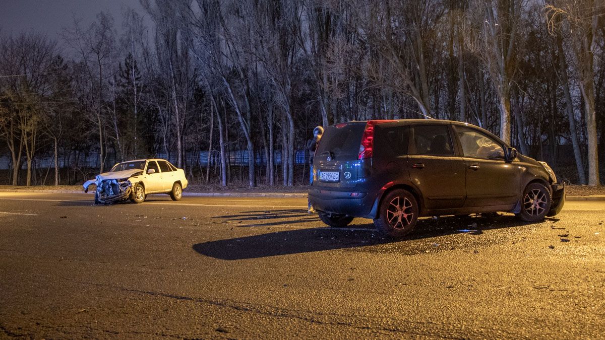 В Днепре на Космической столкнулись Daewoo и Nissan: пострадала женщина