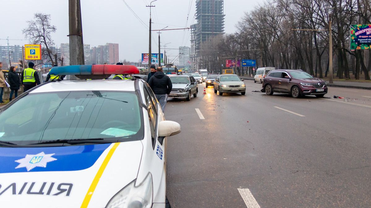 В Днепре возле "Дафи" столкнулись 4 авто: движение затруднено