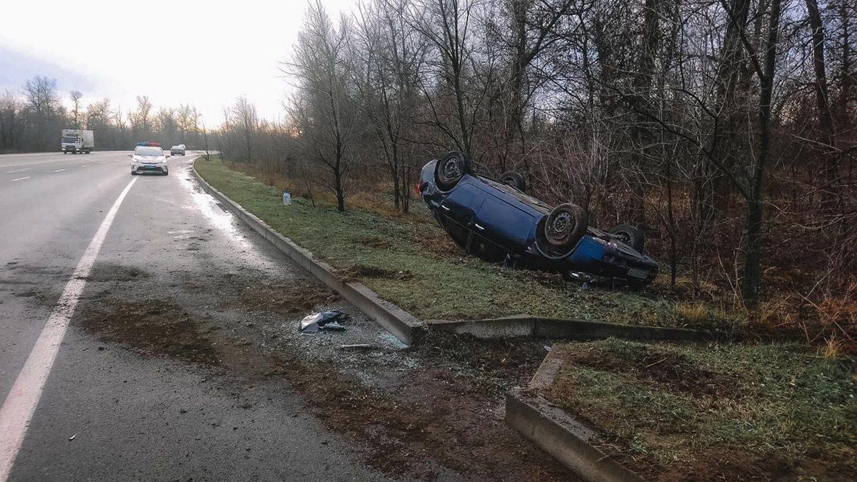 В Днепре на Полтавском шоссе перевернулся Nissan