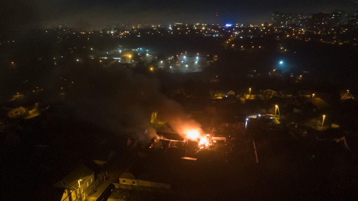 В Днепре на переулке Давыдова горело сразу несколько зданий