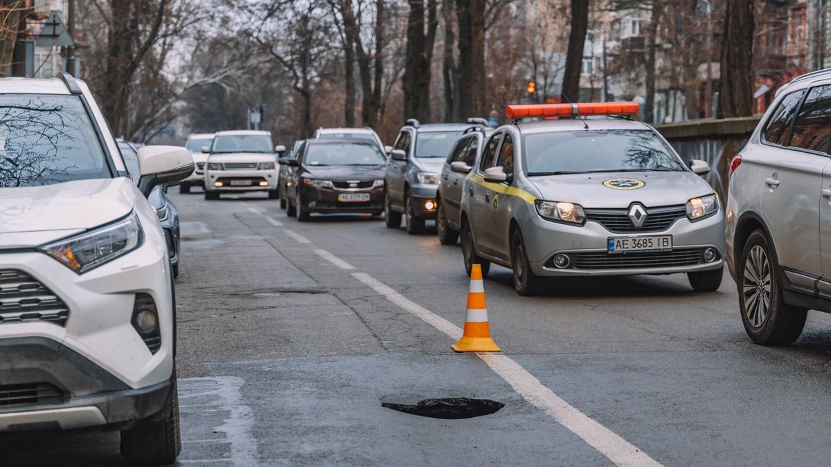 В Днепре на улице Гоголя снова провалился асфальт