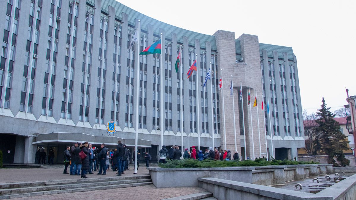 В Днепре родители пациентов детской больницы № 2 протестуют под мэрией