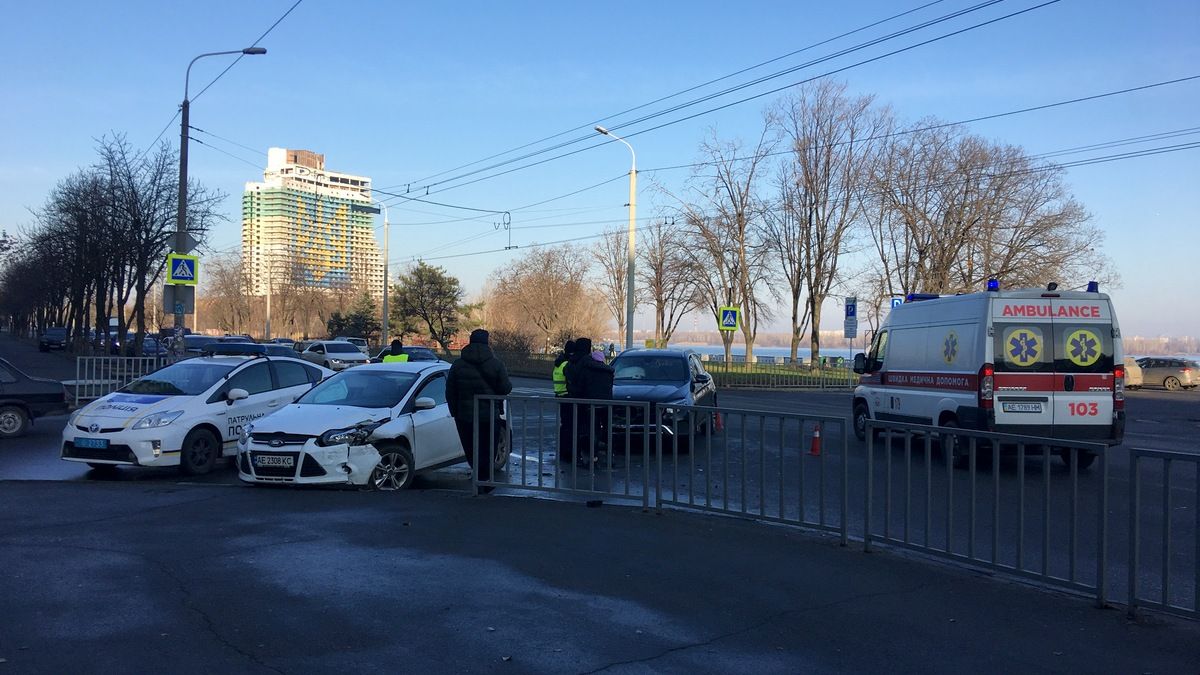 В Днепре на Сичеславской Набережной столкнулись Mercedes и Ford: двое пострадали