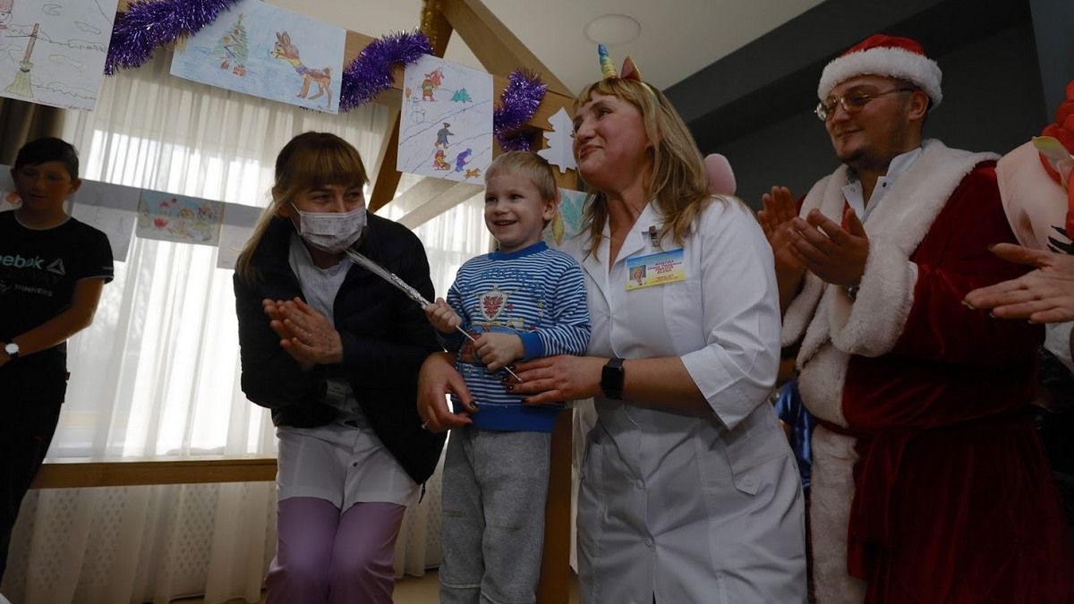 В Днепре врачи на день стали сказочными героями, чтобы поздравить самых маленьких