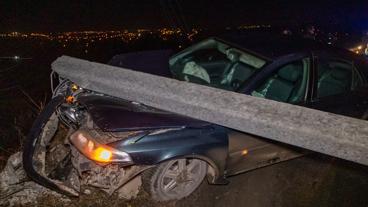 В Днепре возле шинного завода Renault повалил два столба