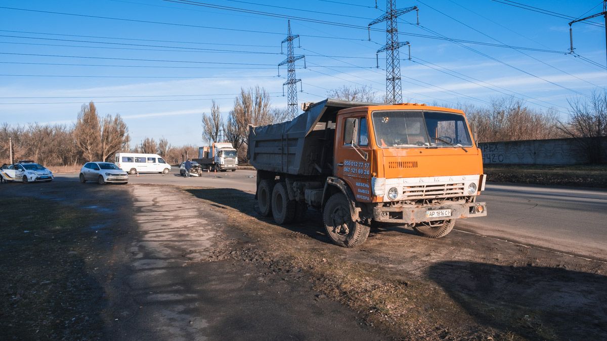 В Днепре на проспекте Хмельницкого столкнулись Skoda и КамАЗ: в легковушке находился младенец