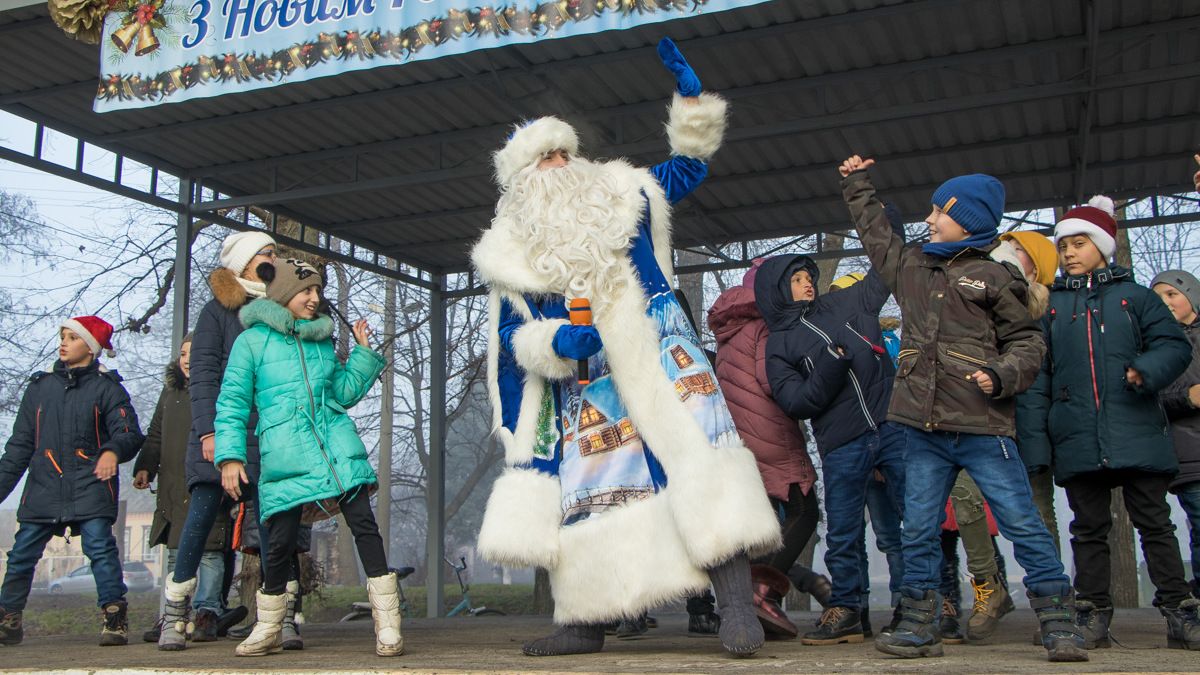 В Днепре дети украсили районную елочку самодельными игрушками и устроили праздник