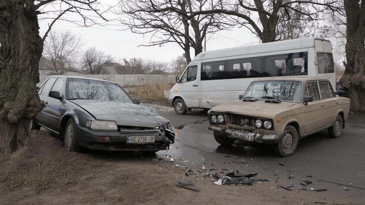 В Днепре столкнулись Honda, ВАЗ и 41-я маршрутка: девушку забрала скорая