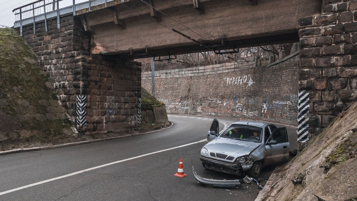 В Днепре Daewoo Lanos влетел в "стену Цоя"