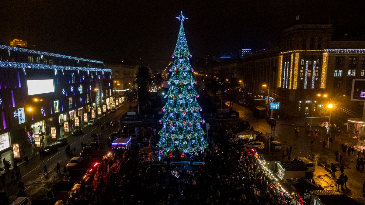 В Днепре открыли главную елку: как она выглядит с высоты