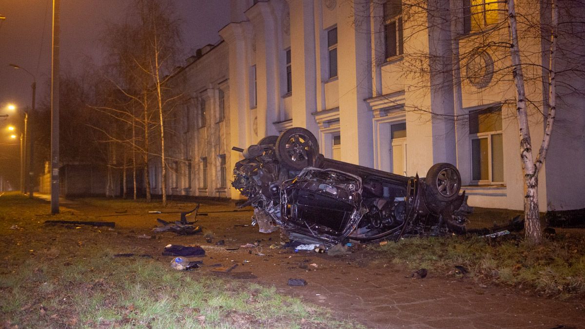 В Днепре на Макарова Mitsubishi въехал в стену и перевернулся: трое пострадали