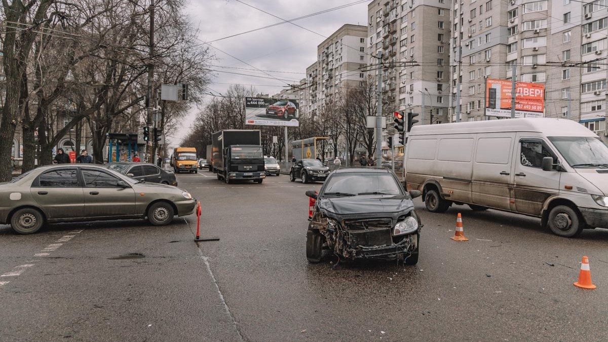 В Днепре на Рабочей столкнулись 4 автомобиля: Honda вынесло на рельсы