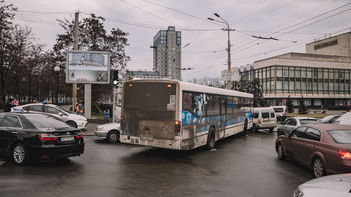 В центре Днепра столкнулись Geely и автобус: движение затруднено