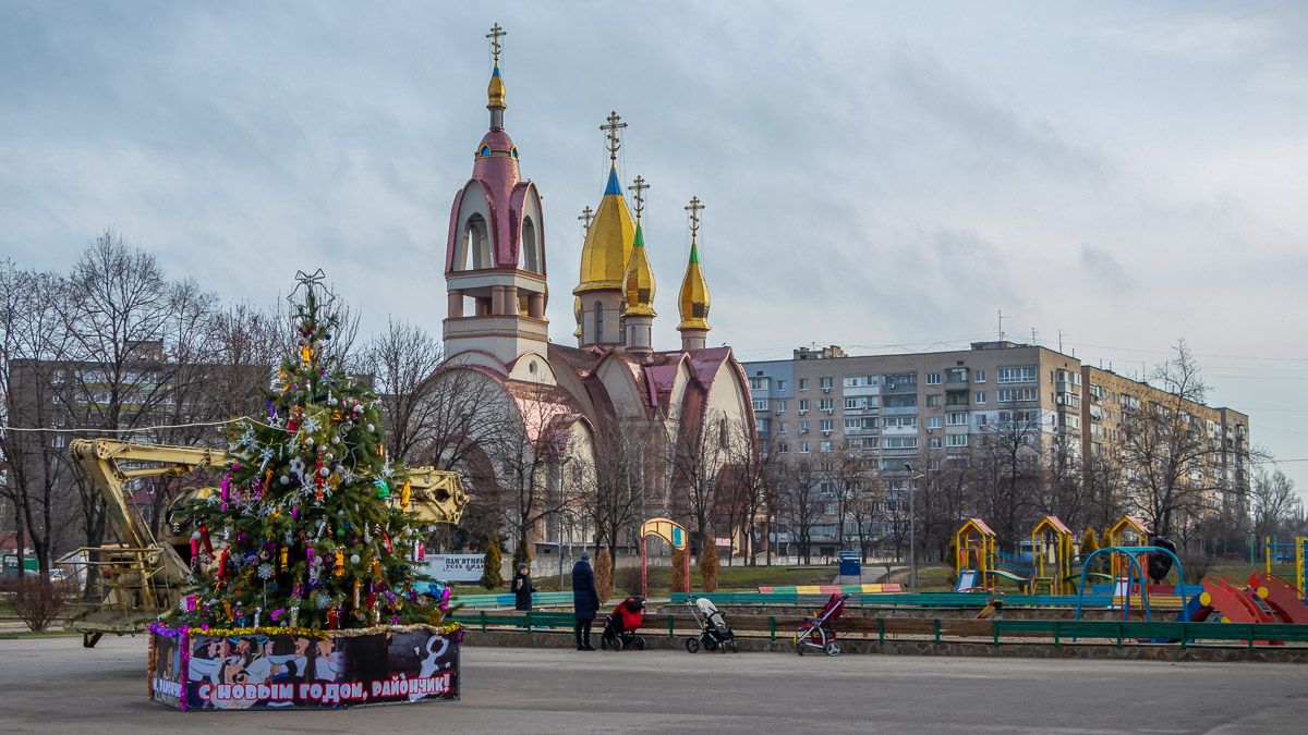 В Днепре жители района сами установили для себя елочку