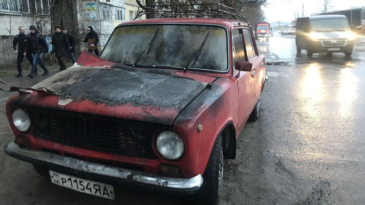 В Днепре на Большой Диевской на ходу загорелся ВАЗ