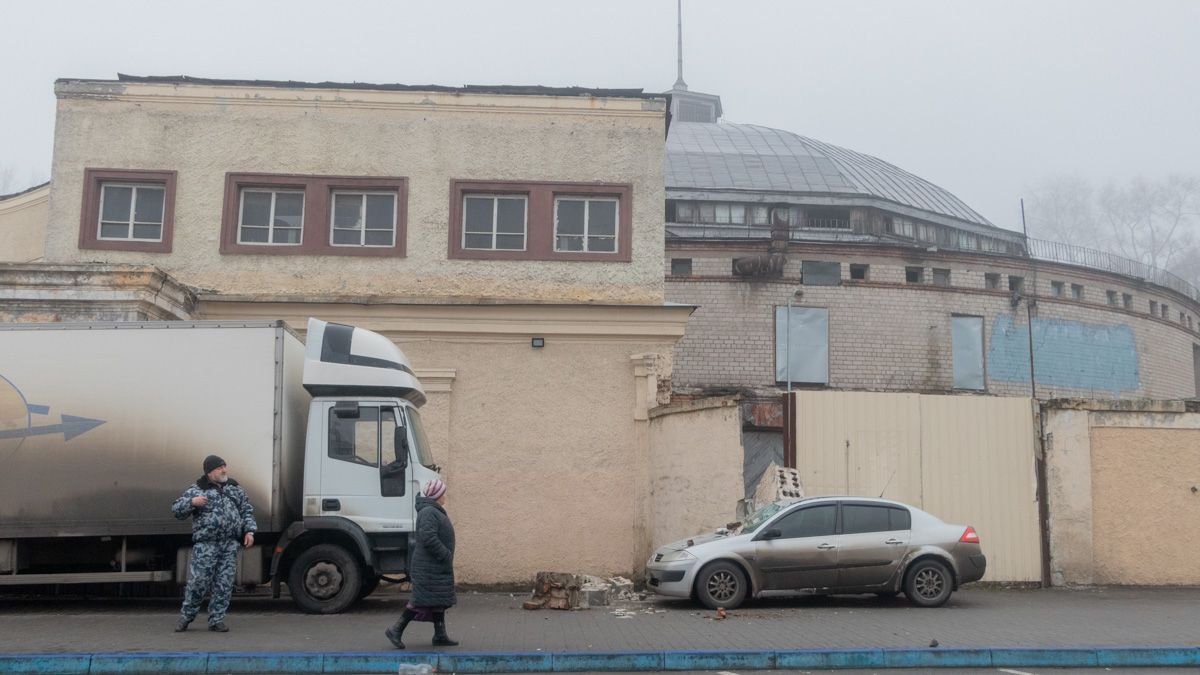 В Днепре напротив "Озерки" часть стены рухнула на Renault