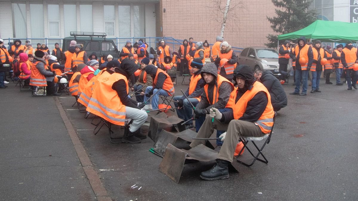 В Днепре "оранжевые жилеты" поселились под ПриватБанком на Ярослава Мудрого