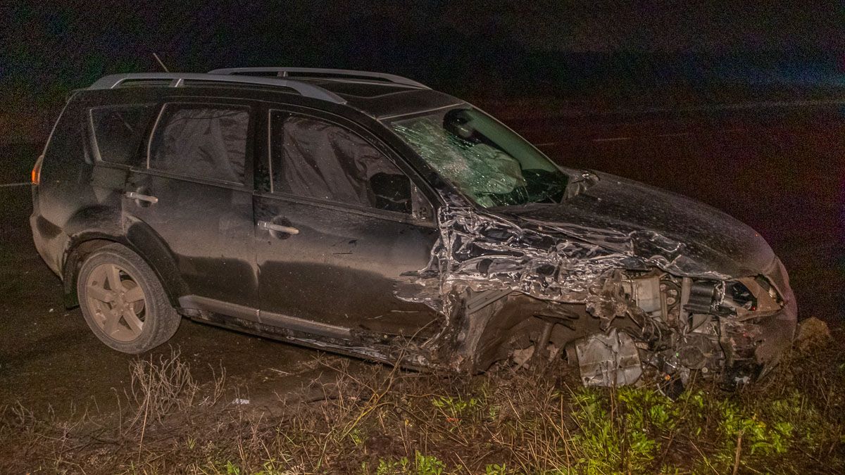 В Днепре на Яснополянской столкнулись грузовик Новой Почты и Mitsubishi: пострадала девушка