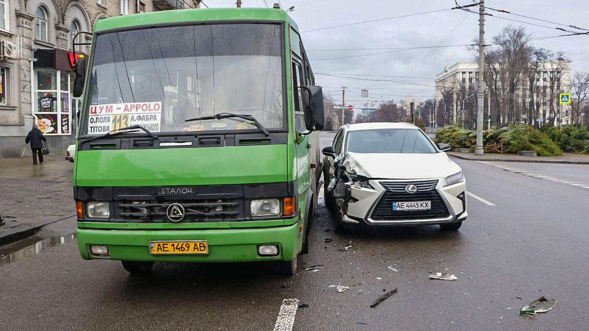 В Днепре на проспекте Поля столкнулись Lexus и маршрутка № 113 с пассажирами в салоне