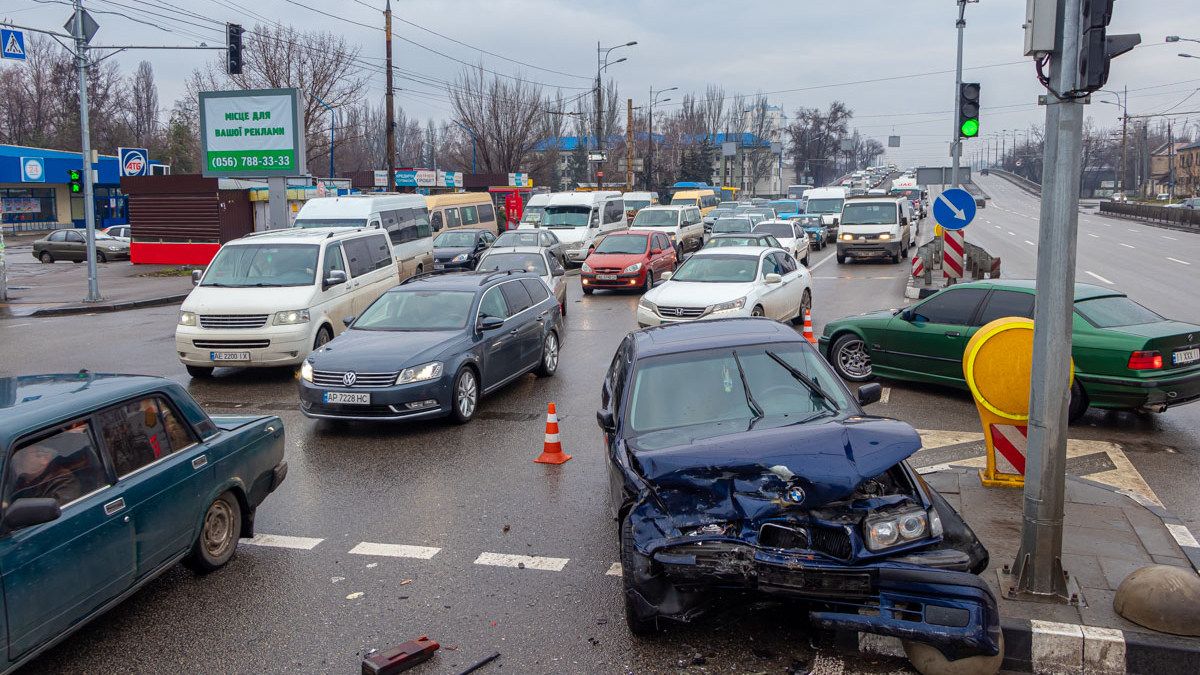 В Днепре напротив ТЦ "Наша Правда" BMW зацепил Volkswagen и врезался в ЗАЗ: видео момента аварии