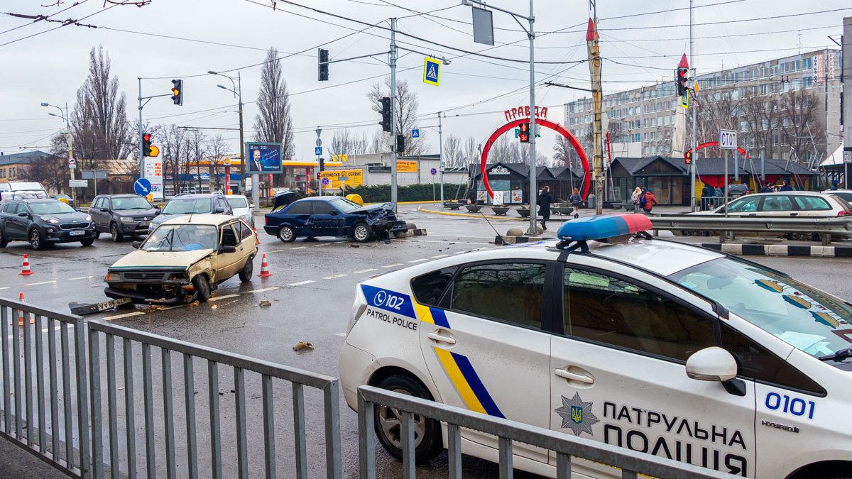 В Днепре напротив "Нашей правды" столкнулись BMW, Volkswagen и "Таврия": пострадали двое