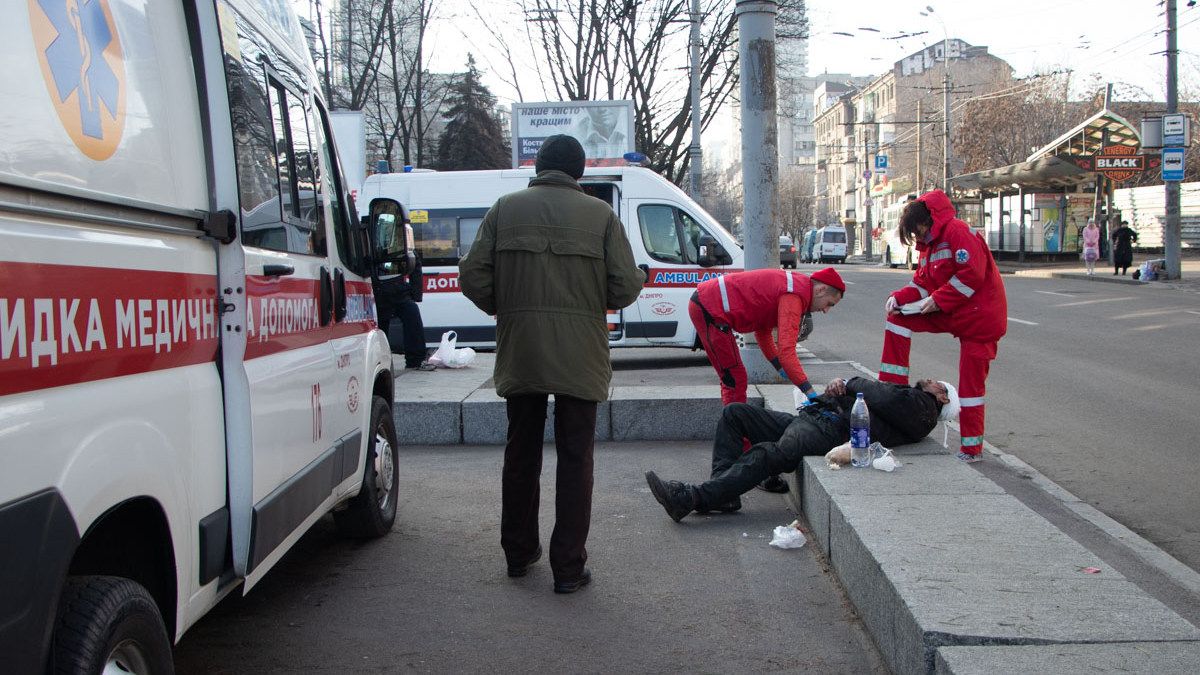 В Днепре на проспекте Поля подростки до полусмерти избили бездомного